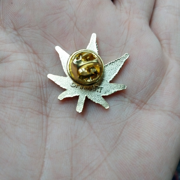 Cute "autumn" leaf lapel pin 😜 - Picture 3 of 6